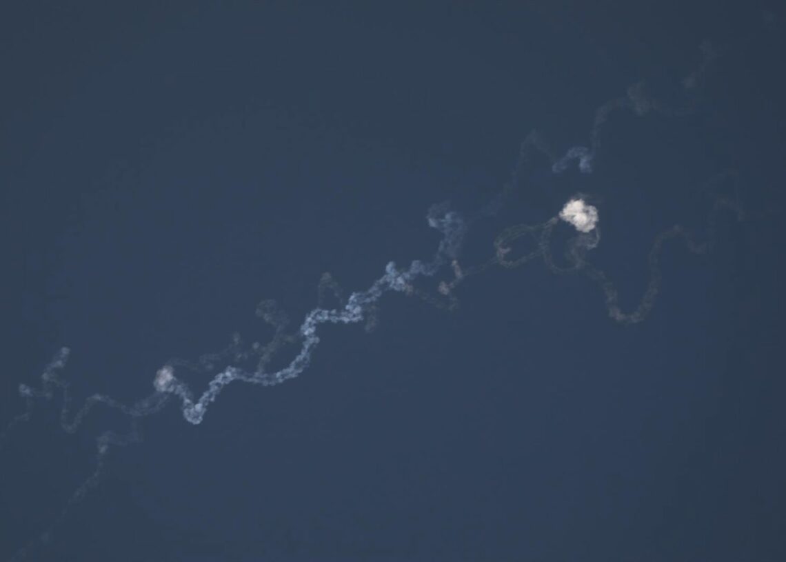 Archivo - Rastros de misiles y humo después de que el Ejército israelí interceptó misiles disparados desde YemenEuropa Press/Contacto/Mamoun Wazwaz - Archivo