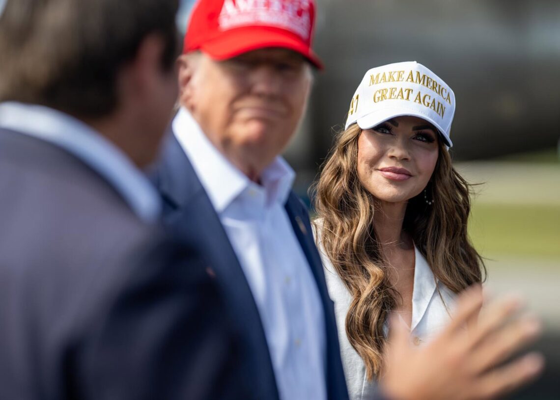 Archivo - La secretaria de Seguridad Nacional, Kristi Noem, junto al presidente de los Estados Unidos, Donald Trump, y al gobernador de Florida, Ron DeSantis, en el aeropuerto contiguo al centro de detención de migrantes 'Alligator Alcatraz', en FloridaEuropa Press/Contacto/Daniel Torok - Archivo