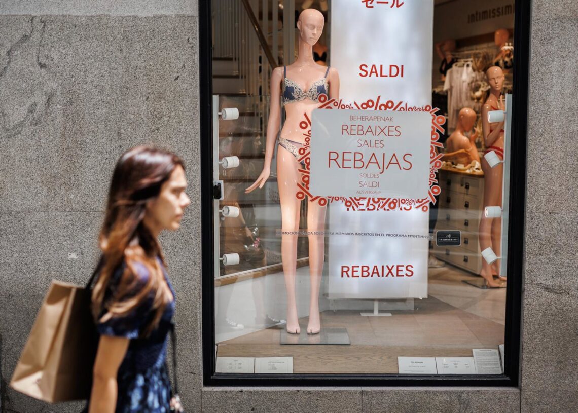 Archivo - Una mujer pasa por el escaparate de una tienda Intimissimi, donde hay colgados carteles para anunciar las rebajas, a 21 de junio de 2022, en Madrid (España). La Comunidad de Madrid comienza el periodo de rebajas de verano 2022 desde este martes,Alejandro Martínez Vélez - Europa Press - Archivo