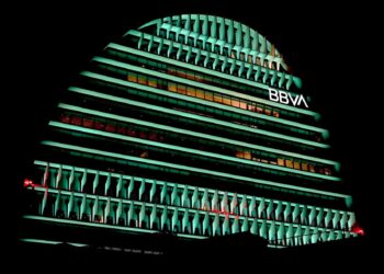 Archivo - El edificio La Vela de BBVA iluminado de color verde.BBVA - Archivo