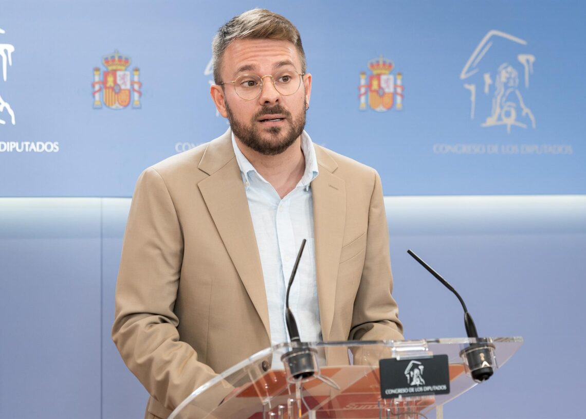 El diputado de Compromis Alberto Ibáñez, durante una rueda de prensa, en el Congreso de los Diputados, a 8 de julio de 2025, en Madrid (España).Diego Radamés - Europa Press