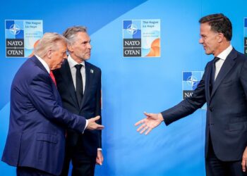 Archivo - El presidente de Estados Unidos, Donald Trump, junto al primer ministro neerlandés, Dick Schoof, y el secretario general de la OTAN, Mark Rutte.Kay Nietfeld/dpa - Archivo