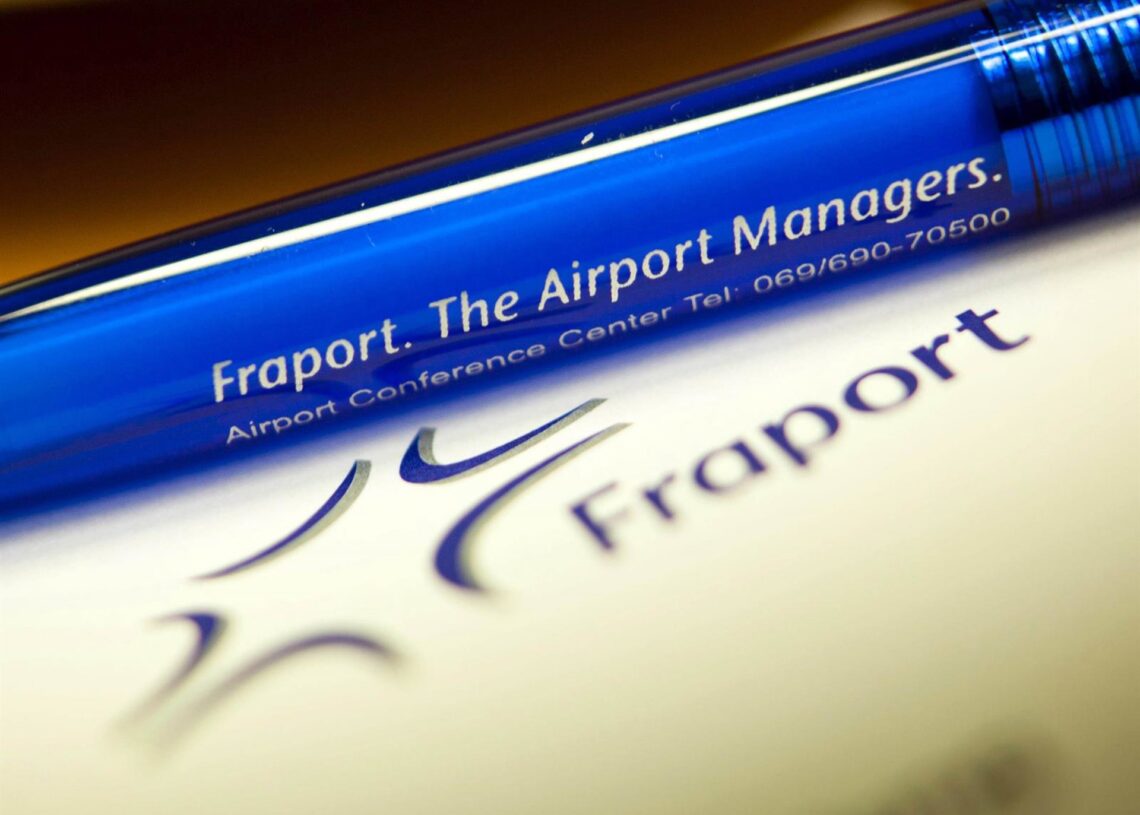 Archivo - FILED - 11 March 2011, Frankfurt_Main: A ballpoint pen with the Fraport AG logo lies on a table during the airport operator's annual press conference in Frankfurt am Main. Frank Rumpenhorst/dpa - Archivo