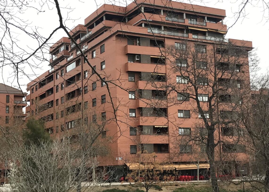 Archivo - Bloque de viviendas de un edificio de ladrillo caravistaEUROPA PRESS - Archivo