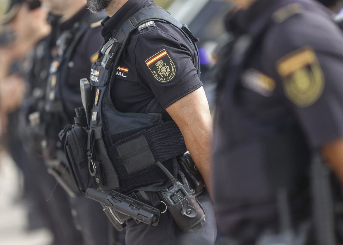 Archivo - Agentes de policía (archivo)Rober Solsona - Europa Press - Archivo