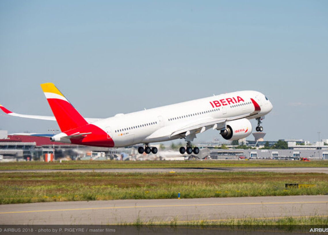 Archivo - Un avión de Iberia despegando.Iberia - Archivo