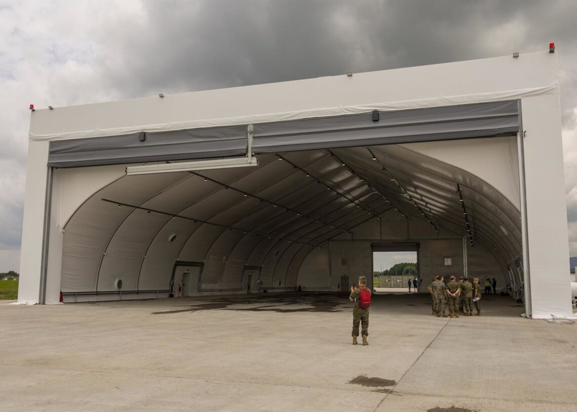 El hangar para el mantenimiento y aparcamiento de los aparatos que componen la Unidad de Helicópteros en la Base Aérea de Malacky, en Kuchyna (Eslovaquia).ESTADO MAYOR DE LA DEFENSA
