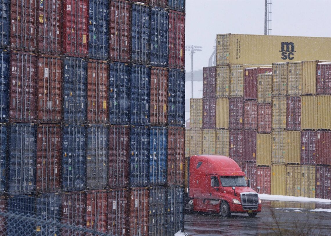 Archivo - 03 February 2025, Canada, Halifax: Shipping containers are seen at the Atlantic Hub container terminal in Halifax. US President Donald Trump agreed to pause the planned tariffs on imports from Canada for at least 30 days. Photo: Darren CalabreseDarren Calabrese/Canadian Press / DPA - Archivo