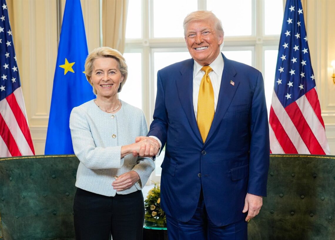 HANDOUT - 27 July 2025, United Kingdom, Turnberry: US President Donald Trump and European Commission President Ursula von der Leyen shake hands after they reached an agreement to settle a trade dispute over tariff hikes, at the Trump Turnberry golf courseFred Guerdin/EU Commission /dpa
