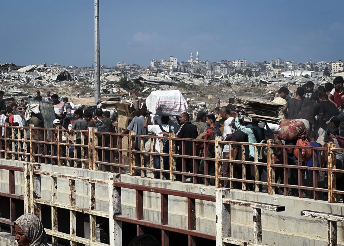 Palestinos con ayuda humanitaria en el centro de la Franja de GazaBelal Abu Amer/APA Images via ZU / DPA