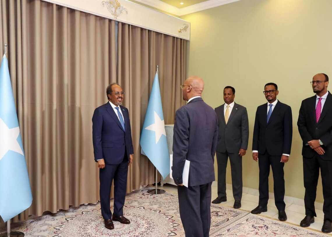 El nuevo embajador de Etiopía en Somalia presenta sus credenciales el mandatario somalí, Hasán Sheij MohamudMINISTERIO DE EXTERIORES DE ETIOPÍA EN X