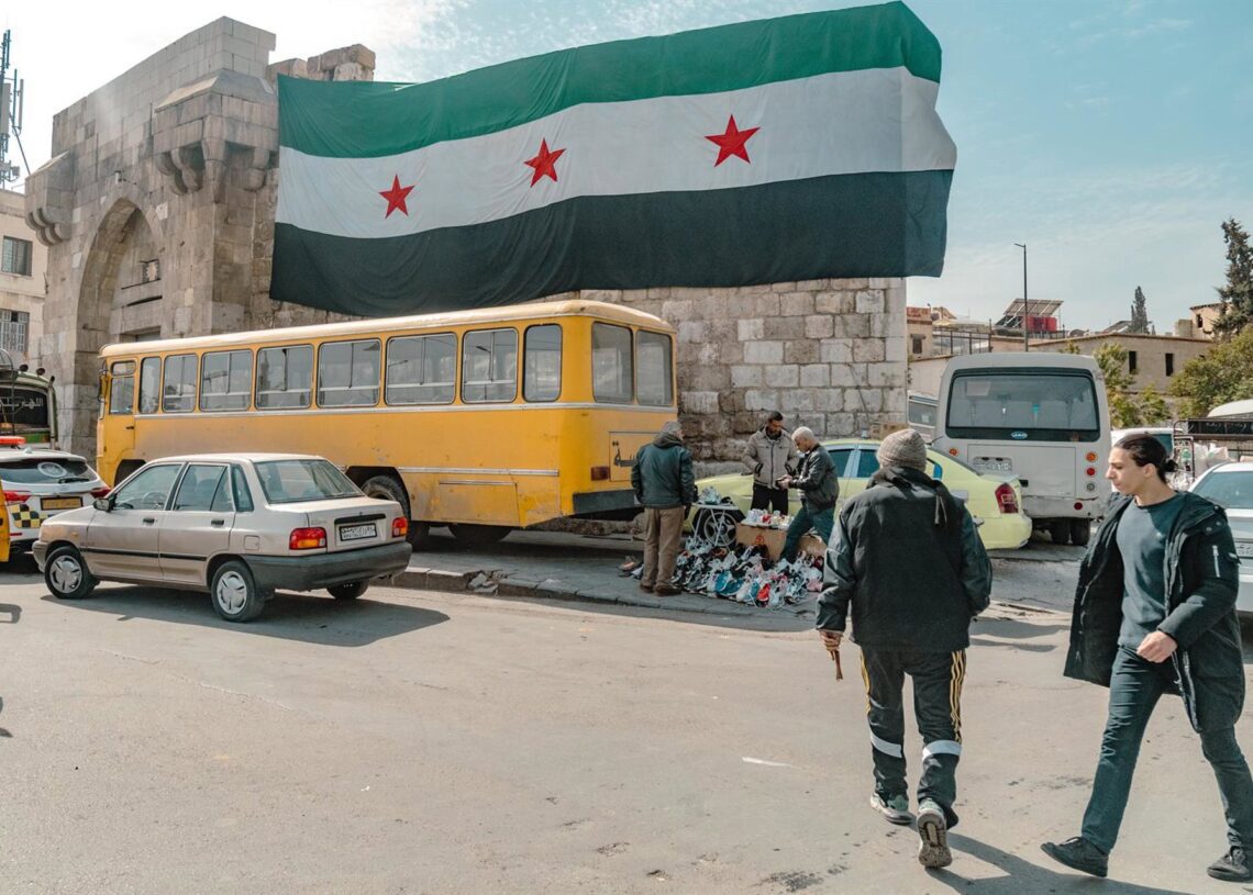 Archivo - Nueva bandera de Siria desplegada en un edificio de Damasco  Europa Press/Contacto/Nicholas Muller - Archivo