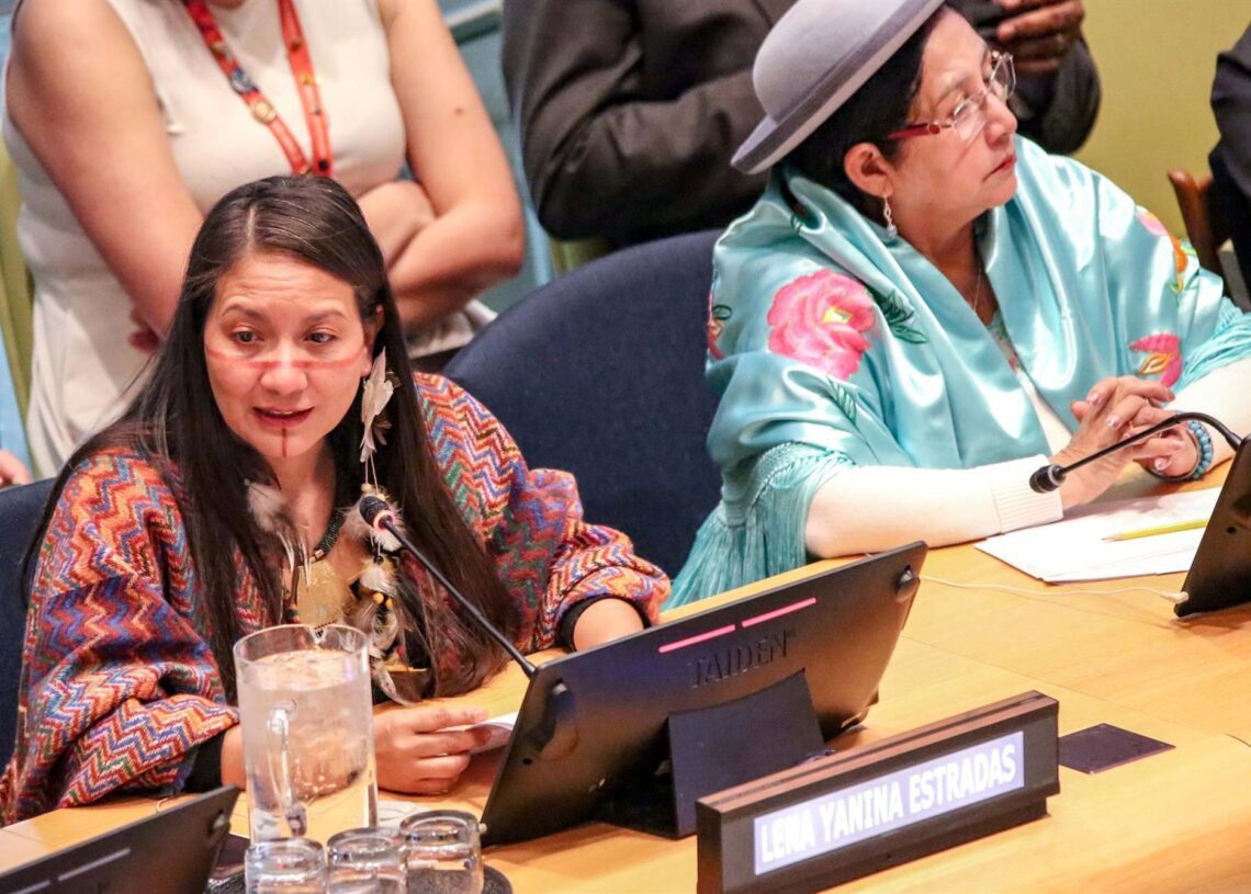 Archivo - A la izquierda de la imagen, la hasta ahora ministra de Medio Ambiente de Colombia, Lena EstradaEuropa Press/Contacto/Bianca Otero - Archivo