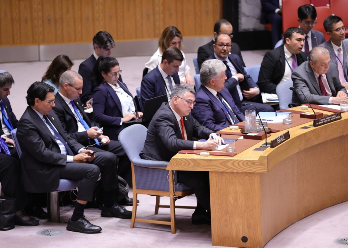 El ministro de Exteriores de Israel, Gideon Saar, y a su espalda el embajador israelí ante la ONU, Danny DanonEuropa Press/Contacto/Luiz Rampelotto/Europanewswi