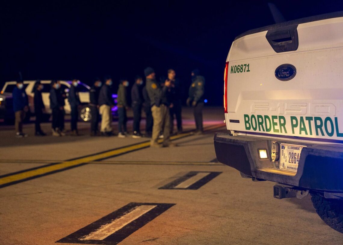 Archivo - Agentes de Aduanas de Estados Unidos acompañan a migrantes indocumentados hacia un avión de la Fuerza Aérea de Estados Unidos para un vuelo de expulsión en el Aeropuerto Internacional de TucsonEuropa Press/Contacto/Tsgt Kimberly Nagle/U.S Air