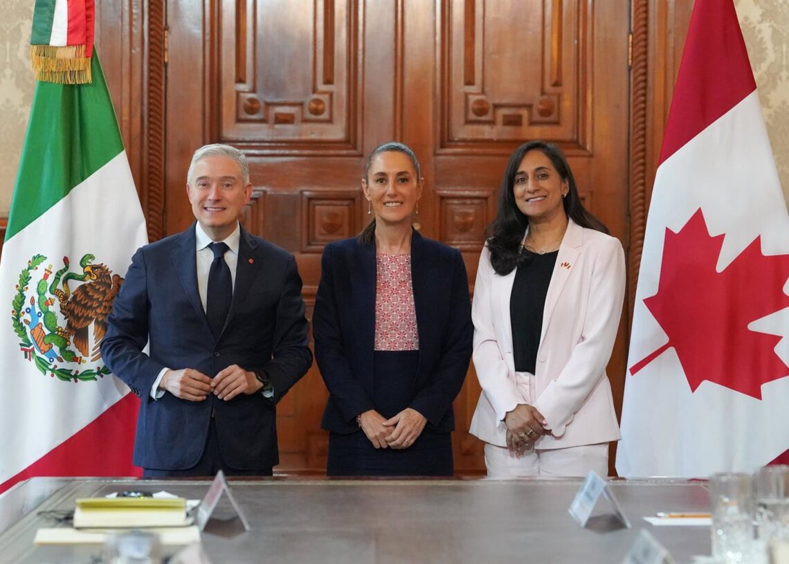 La presidenta de México, Claudia Sheinbaum, flanqueada por los ministros canadienses de Finanzas, Philippe Champagne, y de Exteriores, Anita AnandCLAUDIA SHEINBAUM EN X