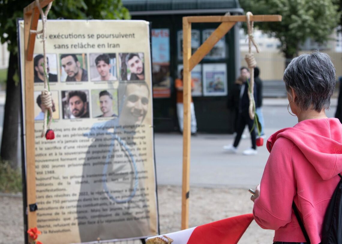 Archivo - Una mujer observa los retratos de las víctimas de las ejecuciones en Irán durante una manifestación en París (Francia) del Consejo Nacional de Resistencia de Irán (NCRI) para exigir el fin de las ejecuciones en Irán.Europa Press/Contacto/Siavosh Hosseini - Archivo