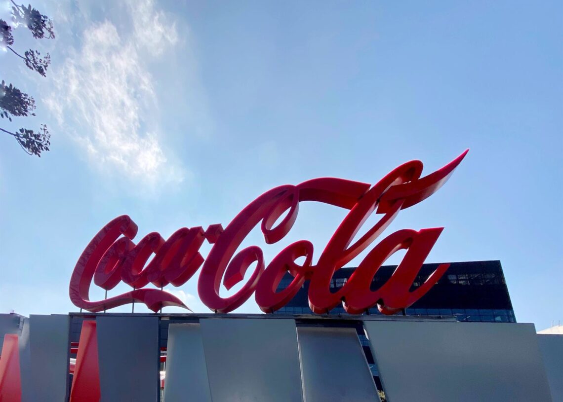 Archivo - Logotipo de Coca-Cola a las puertas de su sede en la Calle de la Ribera del Loira, Madrid (España)Eduardo Parra - Europa Press - Archivo