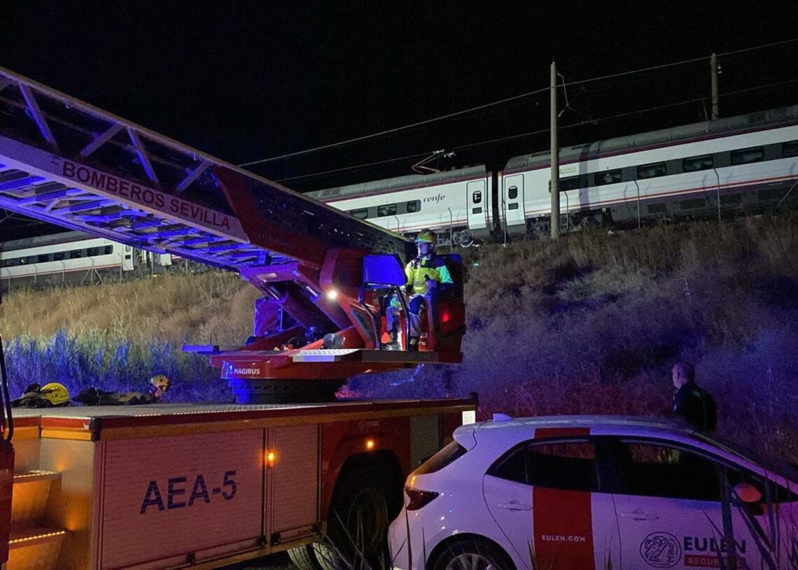 Los servicios de Protección Civil y la Policía Local de Sevilla se desplazó hasta la zona de la incidencia para evacuar a los pasajeros afectados por la avería en la catenaria.AYUNTAMIENTO DE SEVILLA