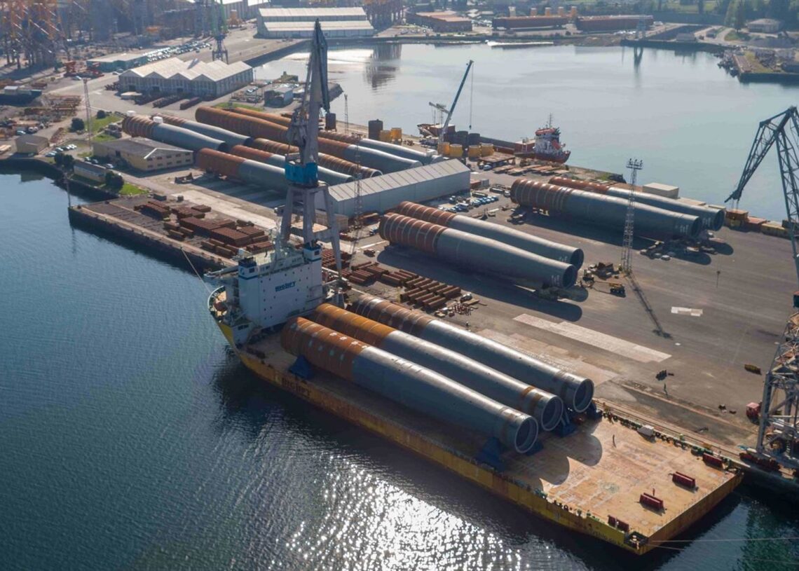 Iberdrola recibe últimos monopilotes fabricados por Navantia-Windar para su parque eólico marino WindankerIBERDROLA