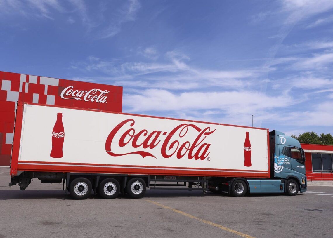 Archivo - Camión, modelo 'Volvo FH Eléctric'.COCA-COLA EUROPACIFIC PARTNERS - Archivo