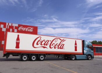Archivo - Camión, modelo 'Volvo FH Eléctric'.COCA-COLA EUROPACIFIC PARTNERS - Archivo