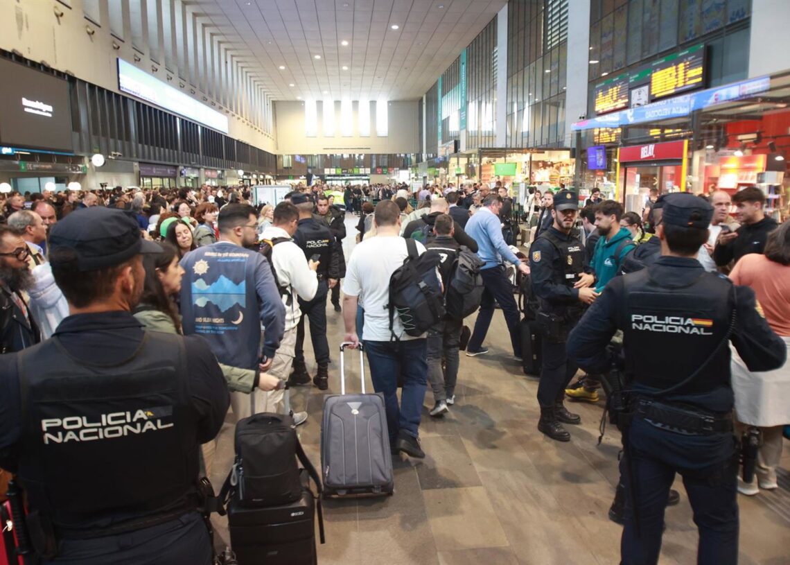 Archivo - Caos de viajeros en la estación de Santa Justa debido al retraso por el robo de cables de trenes. A 05 de mayo de 2025, en Sevilla (Andalucía, España). Rocío Ruz - Europa Press - Archivo