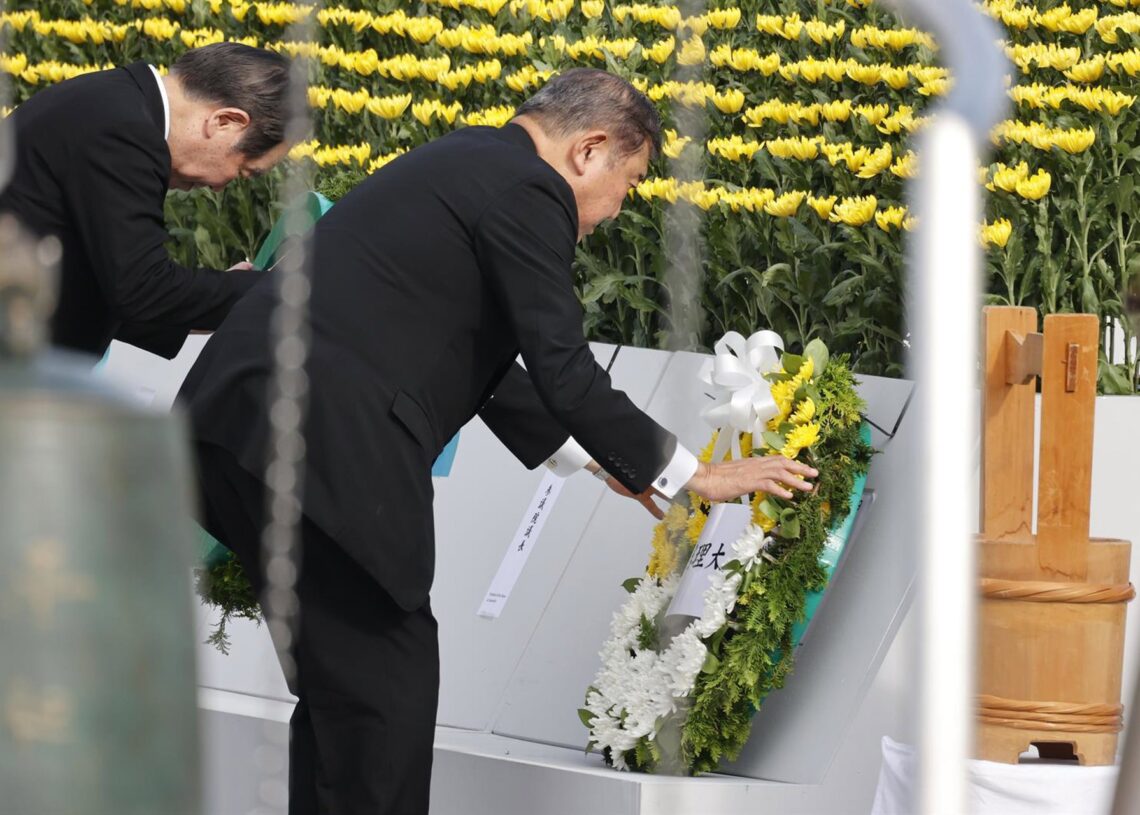 El primer ministro japonés, Shigeru Ishiba, deposita una corona de flores en el acto de conmemoración por el 80 aniversario del bombardeo atómico de EEUU sobre Hiroshima.Europa Press/Contacto/Rodrigo Reyes Marin