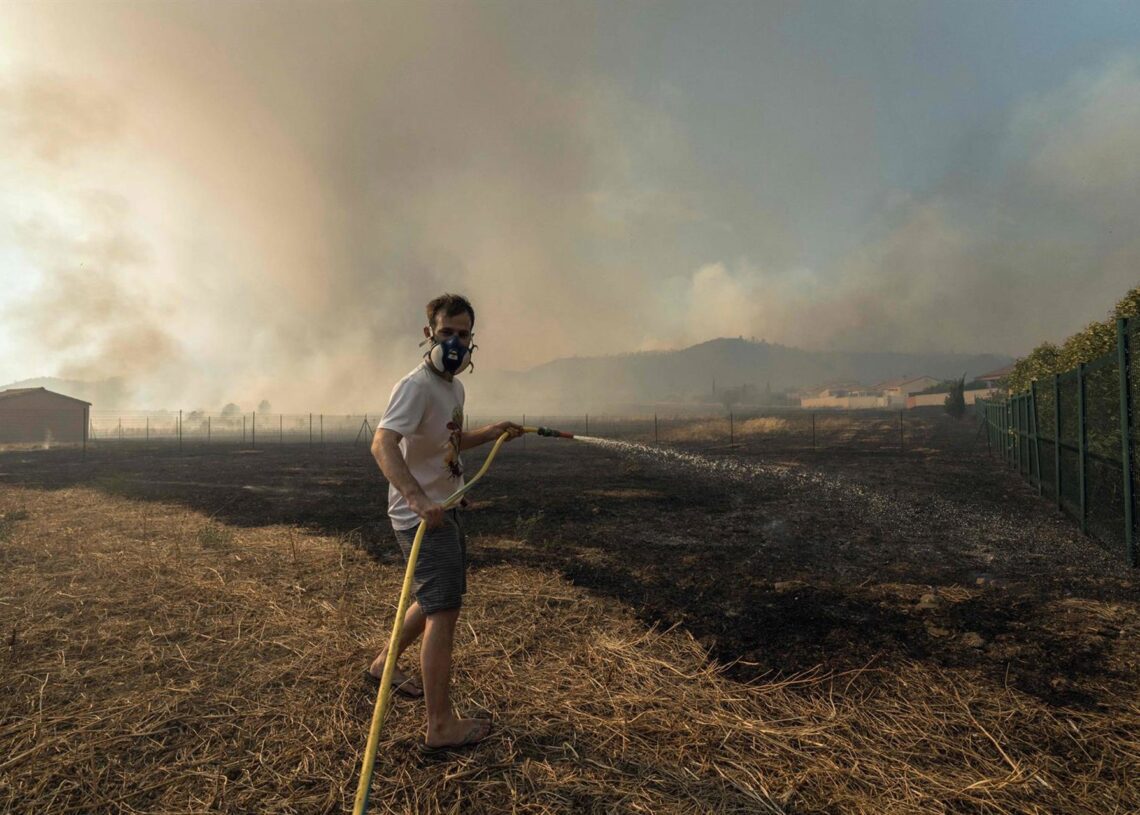Imagen de archivo de un hombre tratando de sofocar un incendio en Francia. Idriss Bigou-Gilles/AFP/dpa