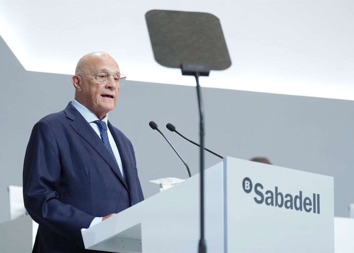 El presidente del Banco Sabadell, Josep Oliu, interviene durante la junta general extraordinaria de accionistas de Banco Sabadell, a 6 de agosto de 2025, en Sabadell, Barcelona, Catalunya (España). Banco Sabadell tiene previsto celebra hoy las dos juntas David Zorrakino - Europa Press