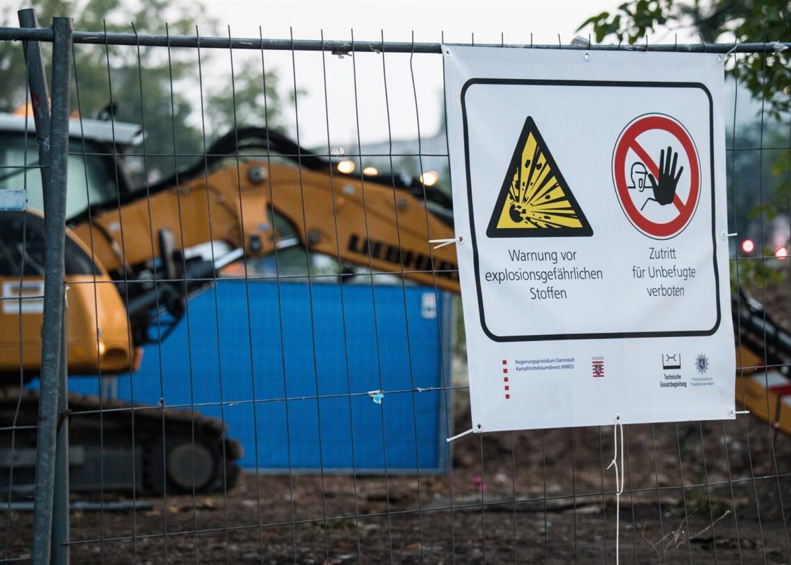 Archivo - Cartel con una alerta por la posible explosión de una bomba en Alemania.PICTURE ALLIANCE / ANDREAS ARNOL / ANDREAS ARNOLD