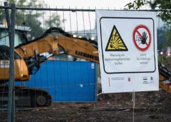 Archivo - Cartel con una alerta por la posible explosión de una bomba en Alemania.PICTURE ALLIANCE / ANDREAS ARNOL / ANDREAS ARNOLD