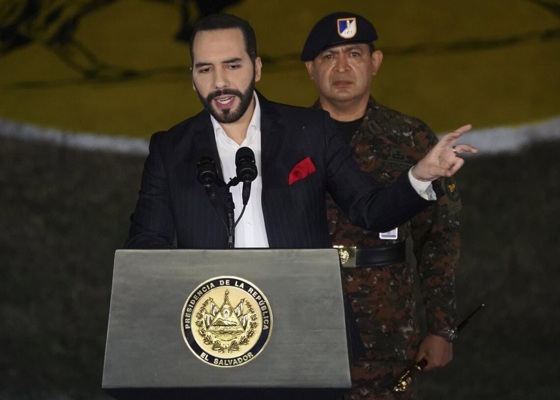 Archivo - El presidente de El Salvador, Nayib Bukele, durante un acto con el Ejército.Camilo Freedman/dpa - Archivo