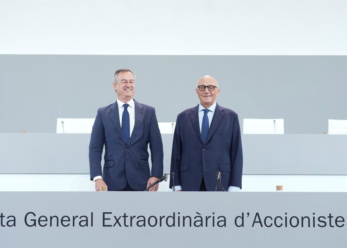 El CEO del Banco Sabadell, César González-Bueno (i), y el presidente del Banco Sabadell, Josep Oliu (d) durante la junta general extraordinaria de accionistas de Banco Sabadell, a 6 de agosto de 2025, en Sabadell, Barcelona, Catalunya (España). Banco SabaDavid Zorrakino - Europa Press
