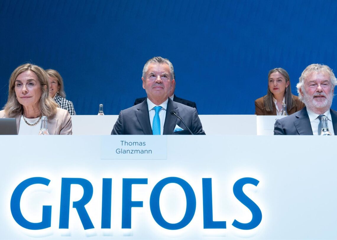 Archivo - (I-D) La secretaria Núria Martín; el consejero y exCEO Thomas Glanzmann, y el consejero Tomás Dagá, durante la junta general de accionistas de Grifols, a 5 de junio de 2025, en Sant Cugat, Barcelona, Catalunya (España). El consejo de administracDavid Zorrakino - Europa Press - Archivo