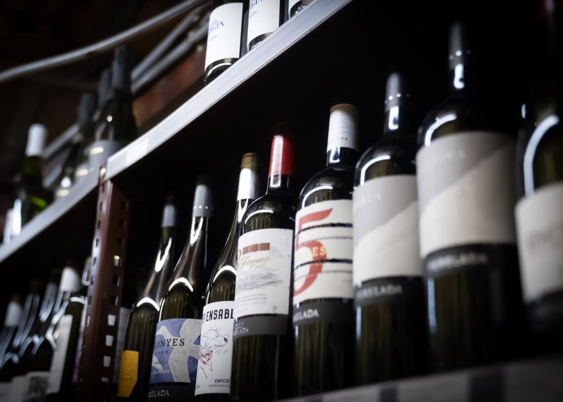 Archivo - Varias botellas de vino en el lineal de una tiendaDavid Zorrakino - Europa Press - Archivo