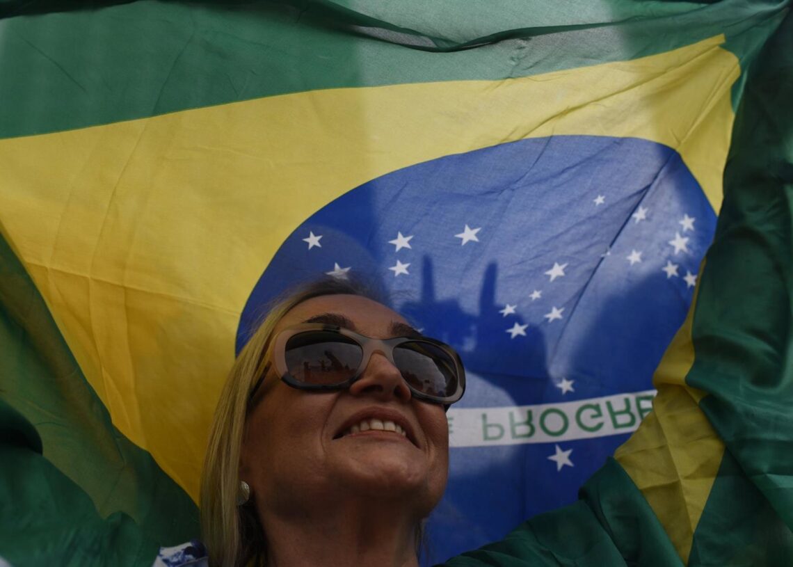 Archivo - Una mujer sostiene la bandera de Brasil.Fabio Teixeira/ZUMA Wire/dpa - Archivo