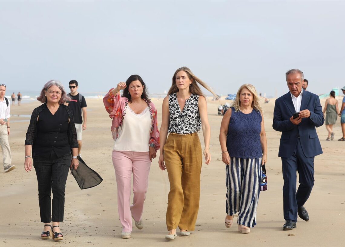 La vicepresidenta tercera y ministra para la Transición Ecológica, Sara Aagesen, este miércoles en la playa de Camposoto en San Fernando (Cádiz).NACHO FRADE/EUROPA PRESS