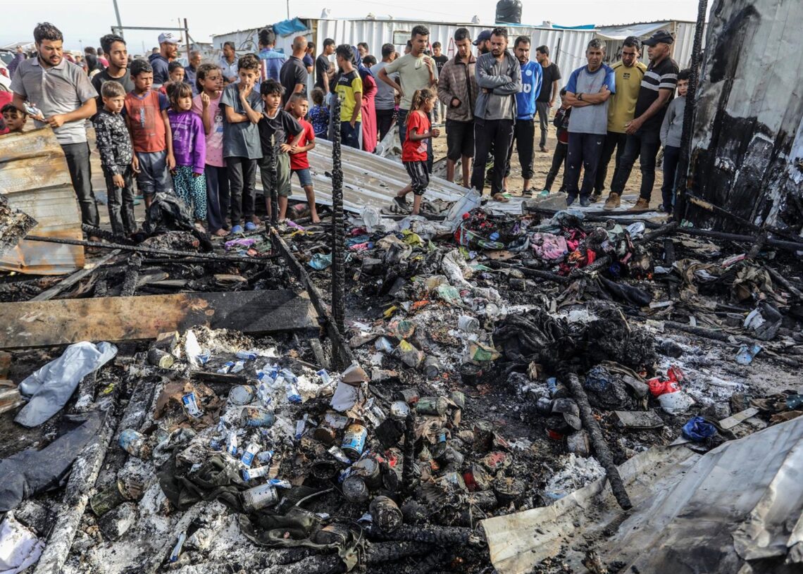 Archivo - Palestinos inspeccionan tiendas de campaña destruidas por un bombardeo del Ejército de Israel contra la "zona humanitaria" de Al Mauasi, en la Franja de Gaza (archivo)Abed Rahim Khatib/dpa - Archivo
