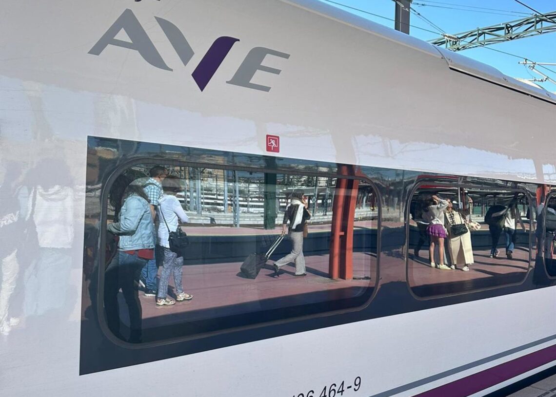 Archivo - Tren de alta velocidad entre Asturias y Madrid. Renfe. AVE. Avril.EUROPA PRESS - Archivo