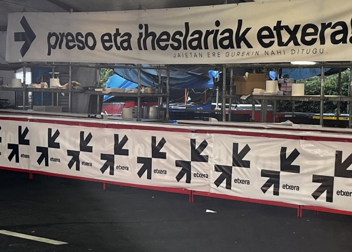 Pancartas en favor de presos de ETA en fiestas de Vitoria FUNDACIÓN FERNANDO BUESA BLANCO