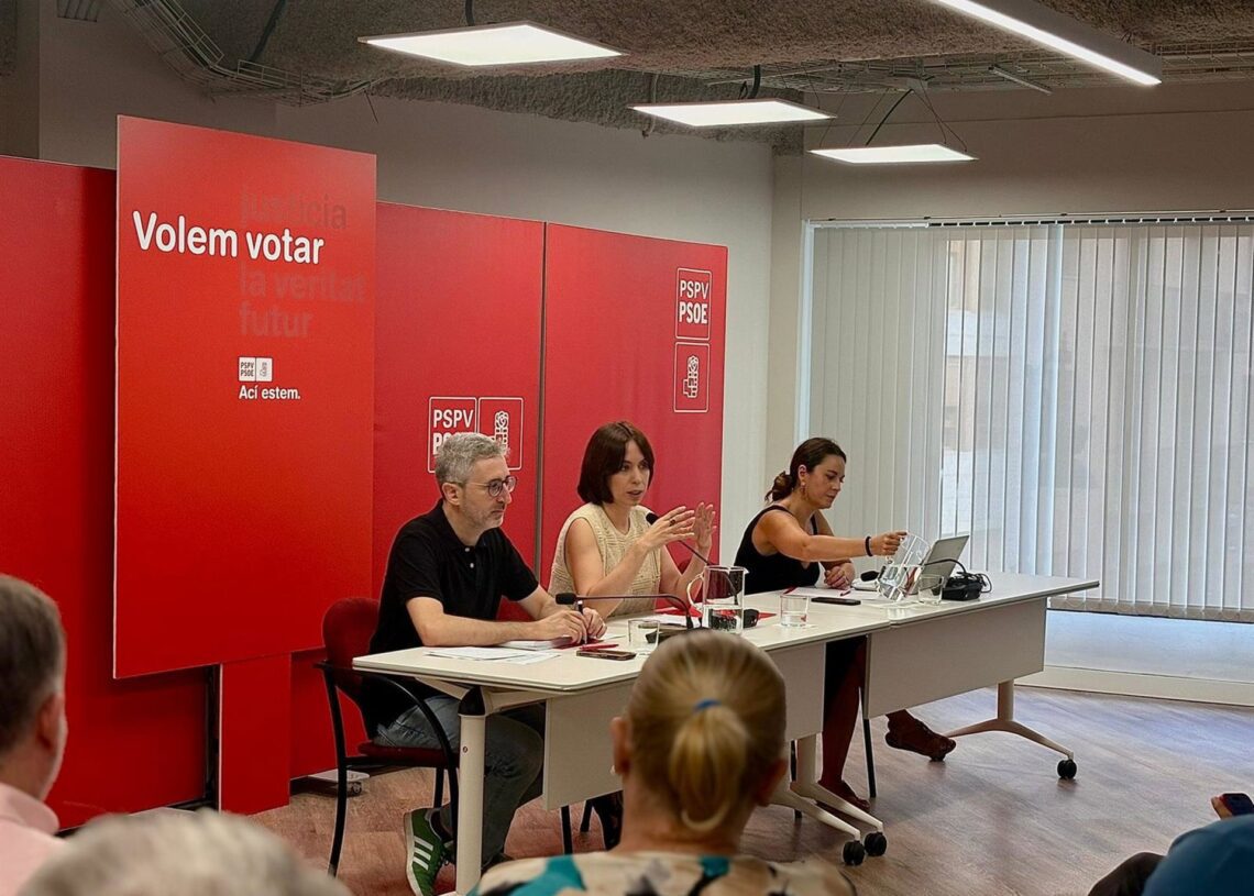 La secretaria general del PSPV-PSOE, Diana Morant,el secretario de Estado de Política Territorial, Arcadi España, y la próxima comisionada del Gobierno para la reconstrucción de la dana, Zulima Pérez, se reúnen con alcaldes.PSPV