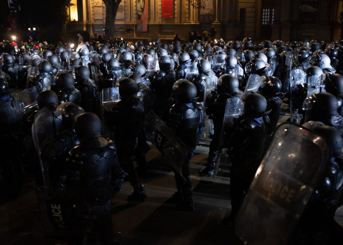 Archivo - Imagen de archivo de la policía antidisturbios de Georgia durante las protestas contra el Gobierno.Jan Schmidt-Whitley / Zuma Press / ContactoPhoto