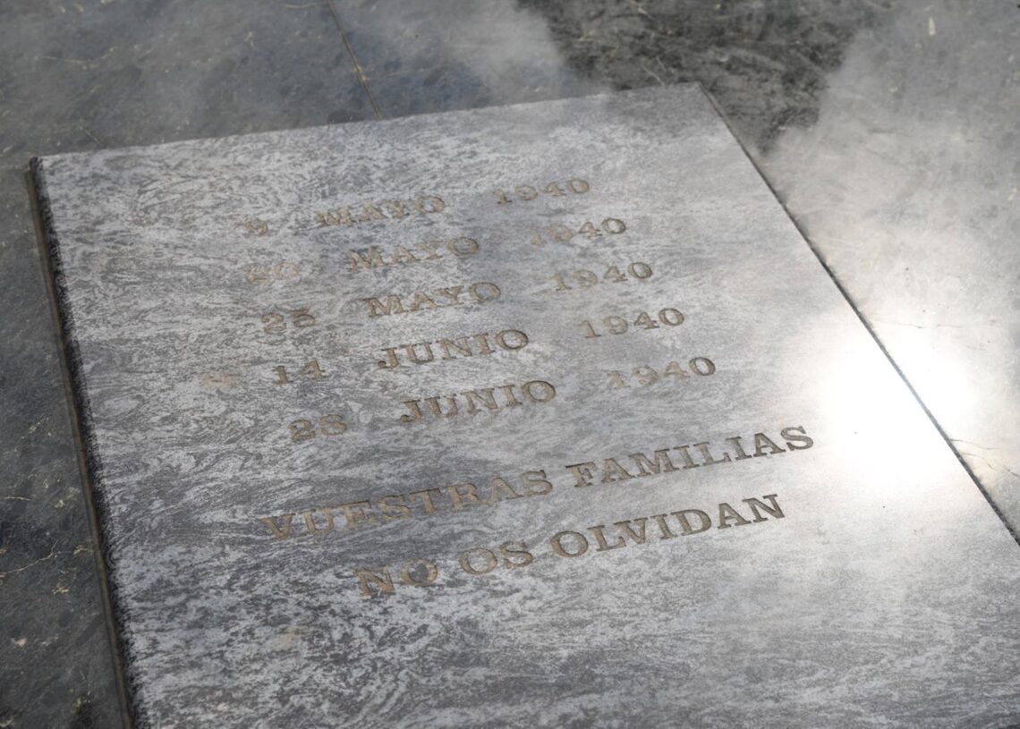 Archivo - Placa en la que se pueden leer distintas fechas y la frase 'Vuestras familias no os olvidan'. Apertura Fosa 114 de Paterna. ARCHIVO. Jorge Gil - Europa Press - Archivo