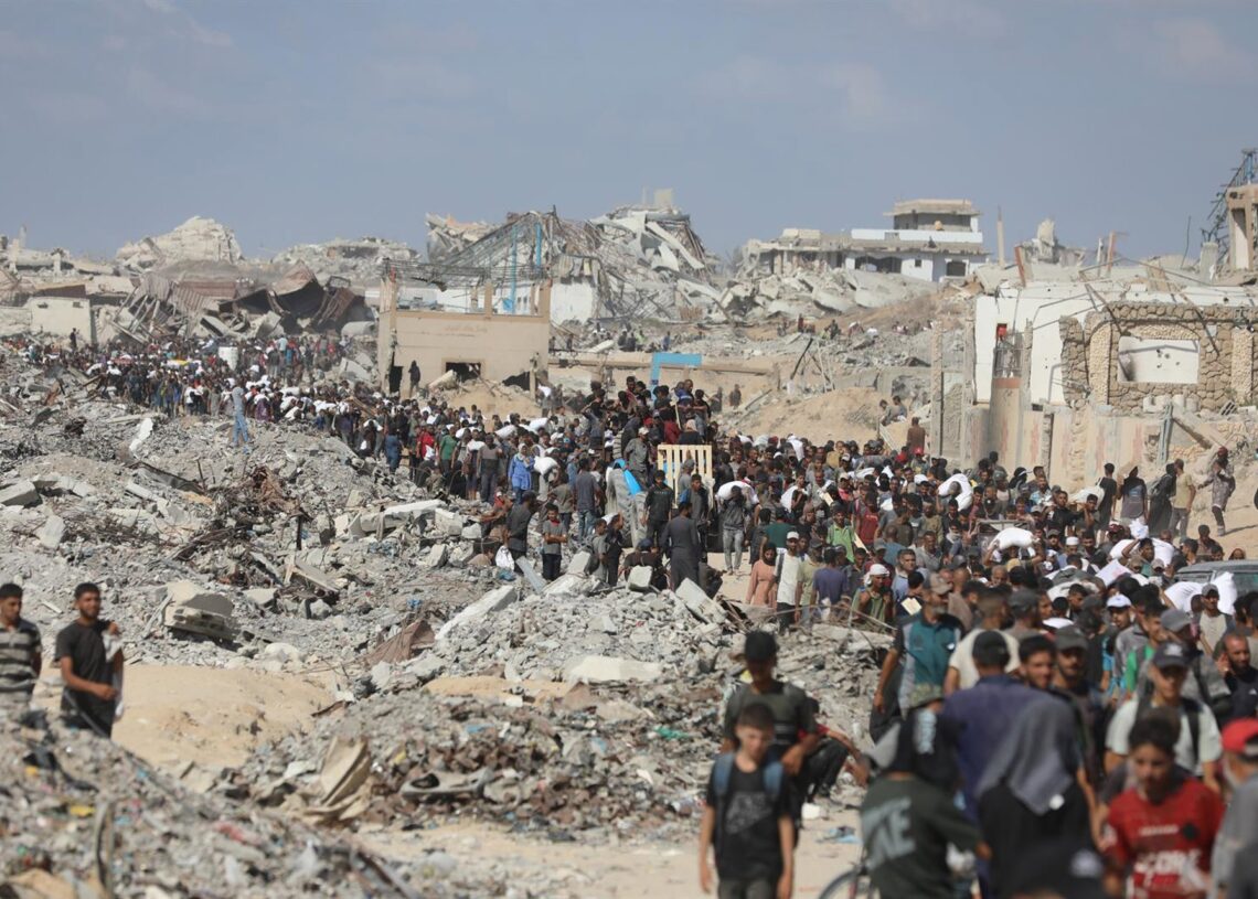 Civiles palestinos trasladan suminstros de ayuda en la ciudad de GazaOmar Ashtawy / Zuma Press / ContactoPhoto