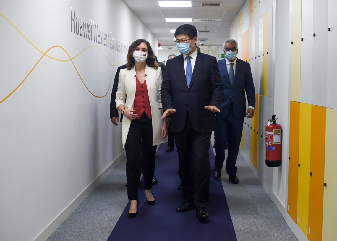 Archivo - La presidenta de la Comunidad de Madrid, Isabel Díaz Ayuso y el presidente de Huawei Europa, Li Peng, a su llegada a las instalaciones del Huawei European Tech Hub.Gustavo Valiente - Europa Press - Archivo