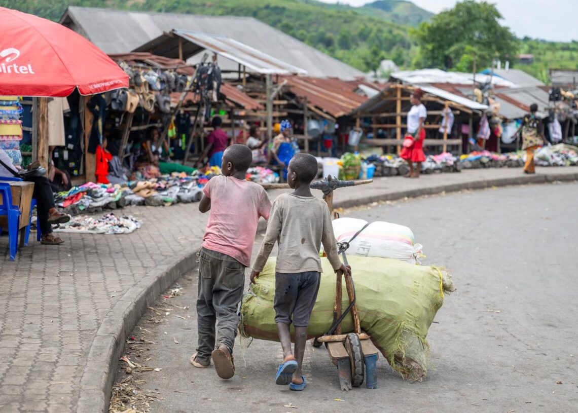 Archivo - Dos niños transportan productos en un mercado local de Sake, en Kivu NorteEuropa Press/Contacto/Zheng Yangzi - Archivo