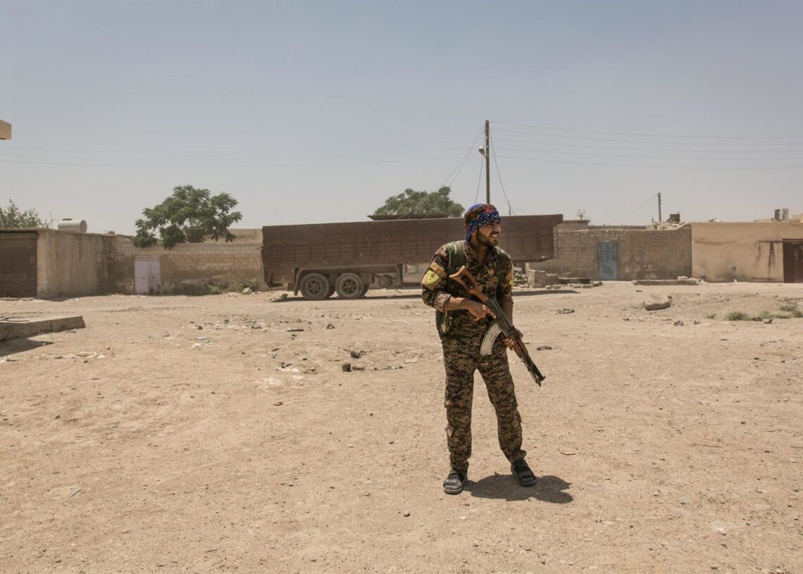 Archivo - Un agente de las FDS en Raqqa, en una imagen de archivoEuropa Press/Contacto/Chris HubyLe Pictorium