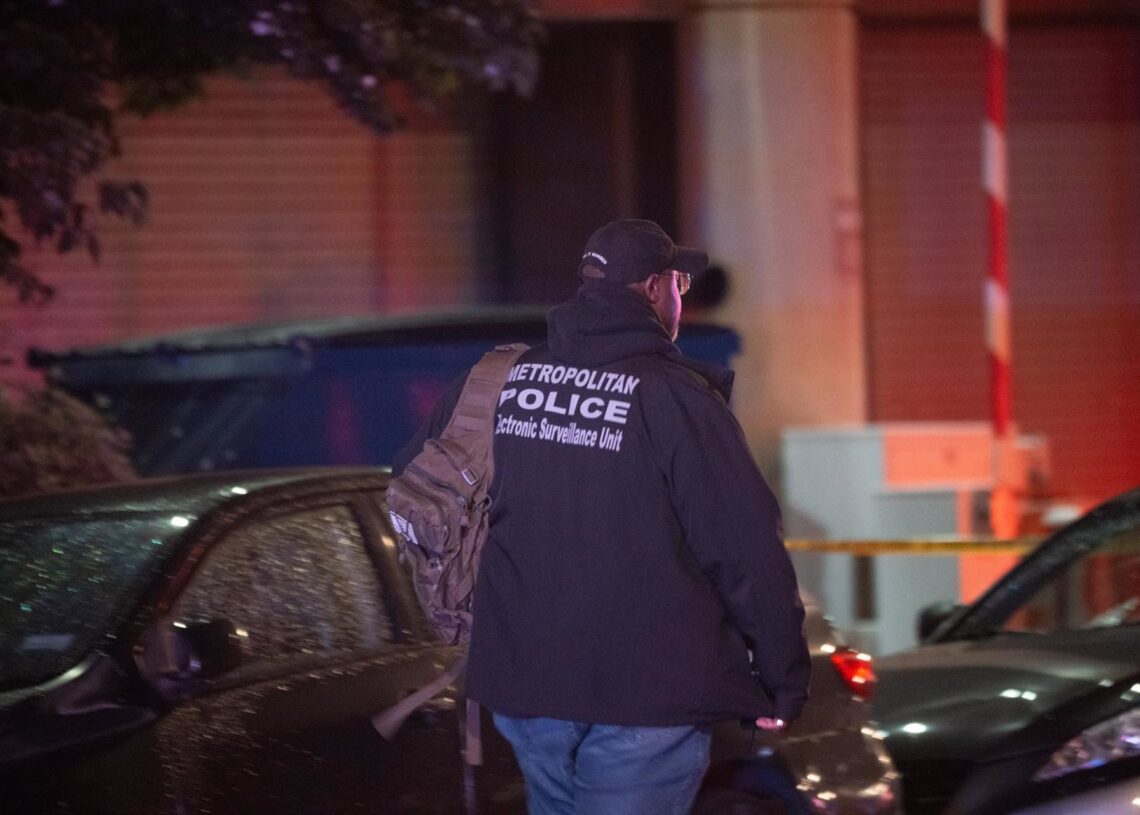 Archivo - Un policía de Washington D. C. llega  a la escena del doble tiroteo que mató a dos empleados de la embajada israelí tras un evento en el Museo Judío del Capitolio el 21 de mayo de 2025.Europa Press/Contacto/Andrew Leyden - Archivo