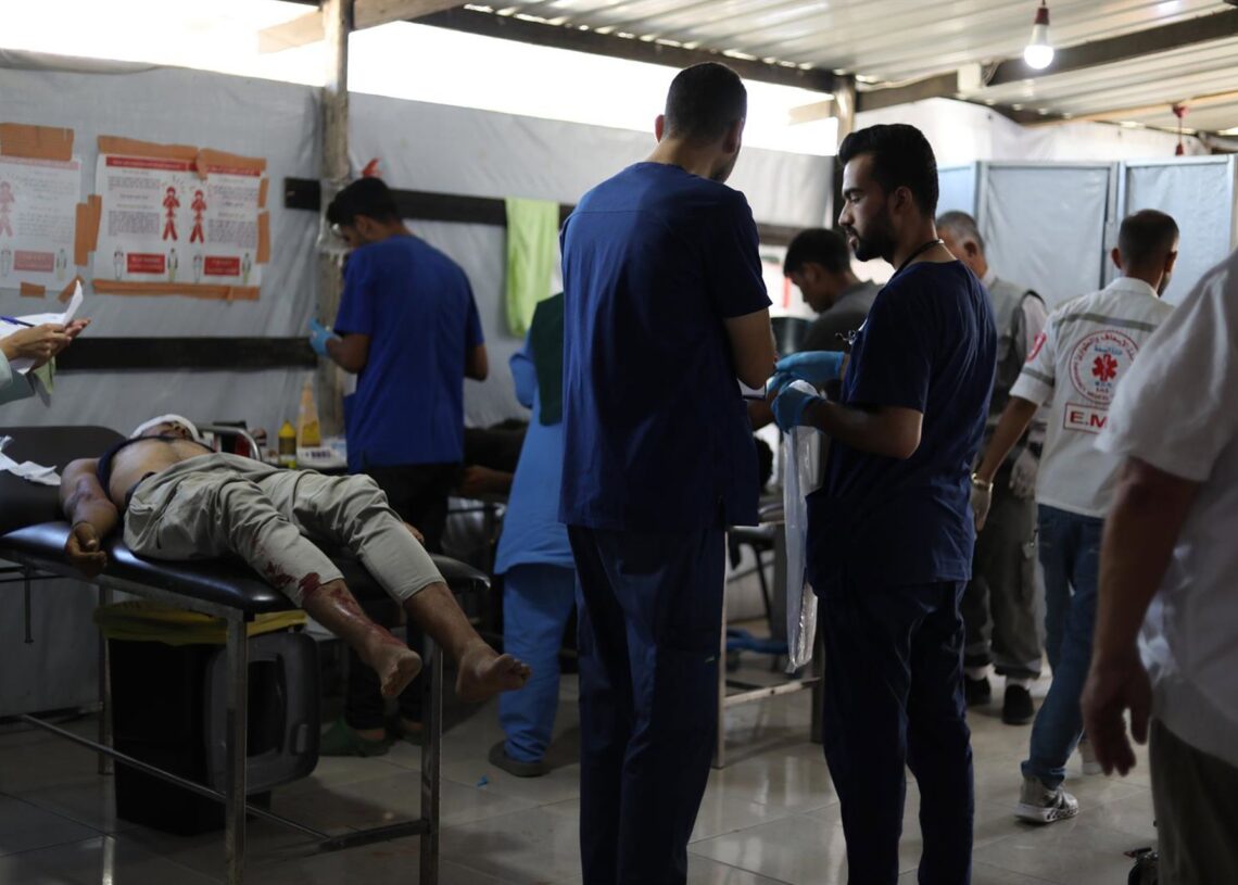 Después de que las fuerzas israelíes abrieran fuego contra la población en un punto de distribución de GHF, el centro de salud de MSF en Al Mawasi recibe pacientes heridos y fallecidos que intentaban conseguir alimentos para sus familias en Gaza.NOUR ALSAQQA/MSF